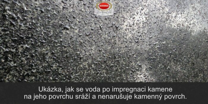 Leštěný kámen před a po impregnaci leštěnky a vosku v jednom přípravku od Autosol CZ