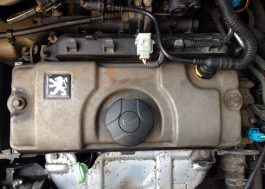 Litinový motor před čištěním přípravkem Autosol Metal Polish