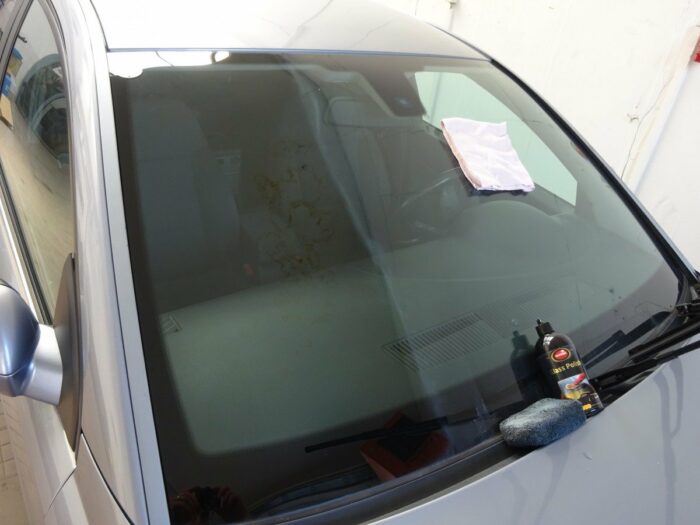 ukázka vyčištěného okna na autě Glass Polish Autosol CZ